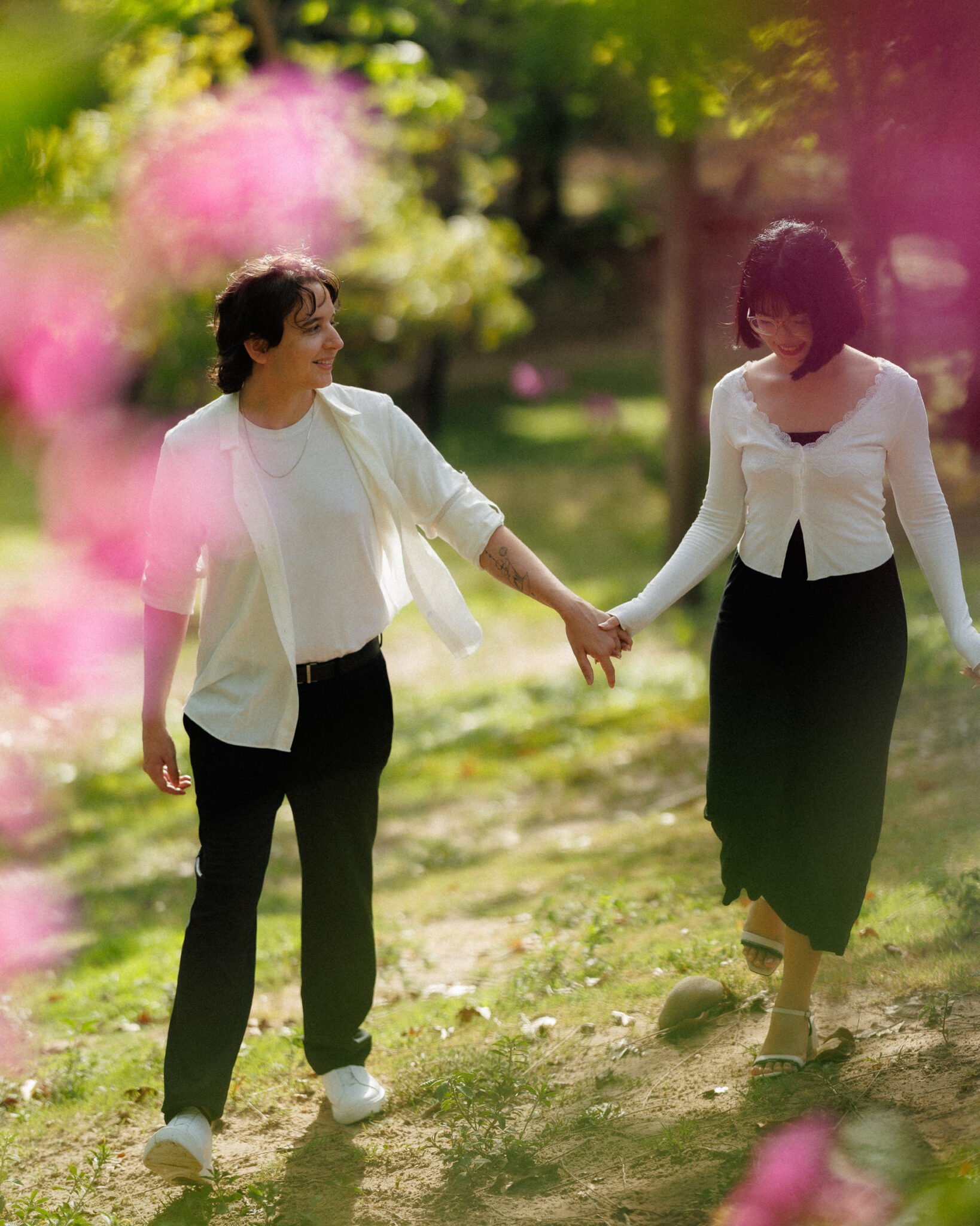Casal em ensaio pré-wedding na trilha do Parque do Cocó em Fortaleza