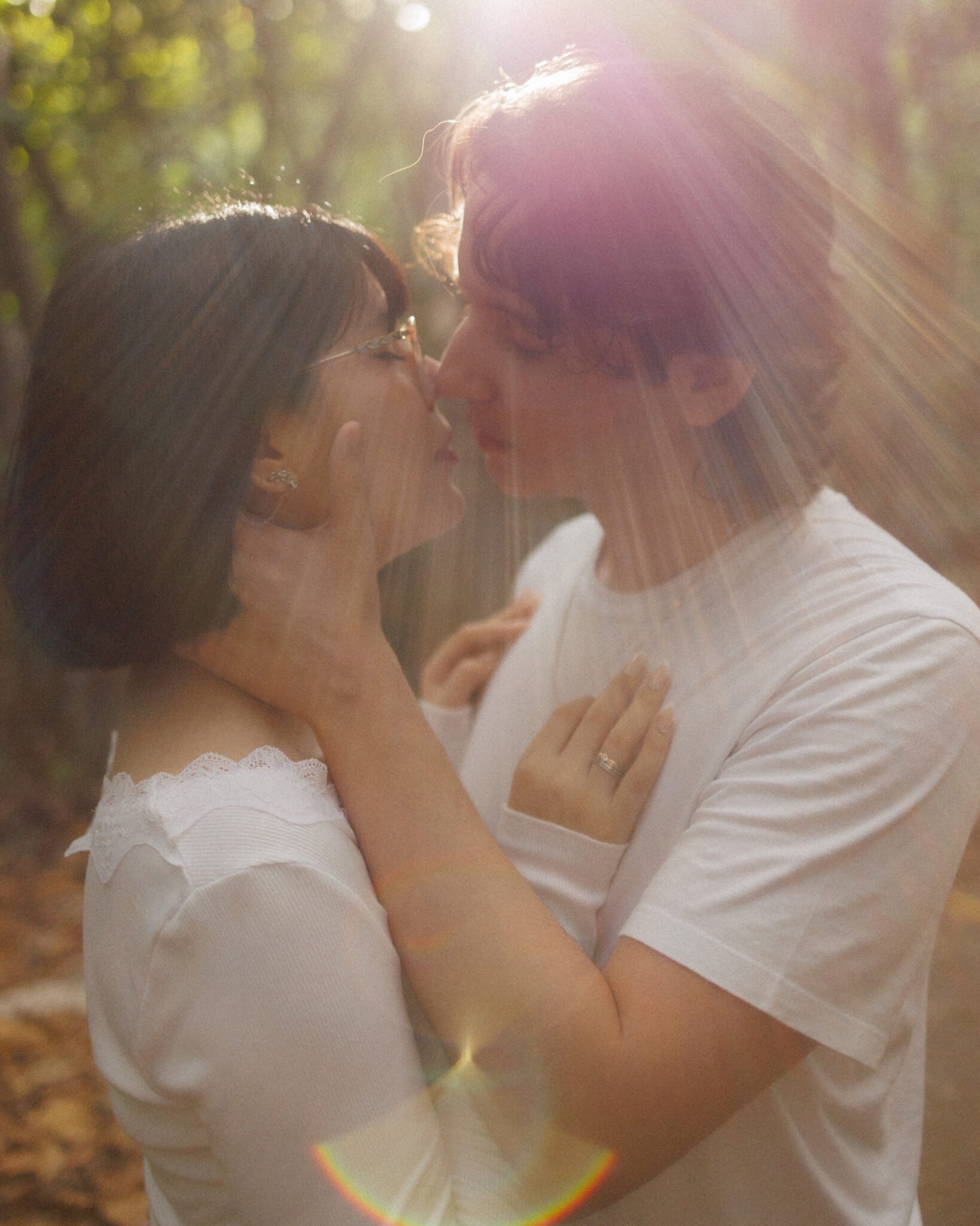 Casal em ensaio pré-wedding na trilha do Parque do Cocó em Fortaleza