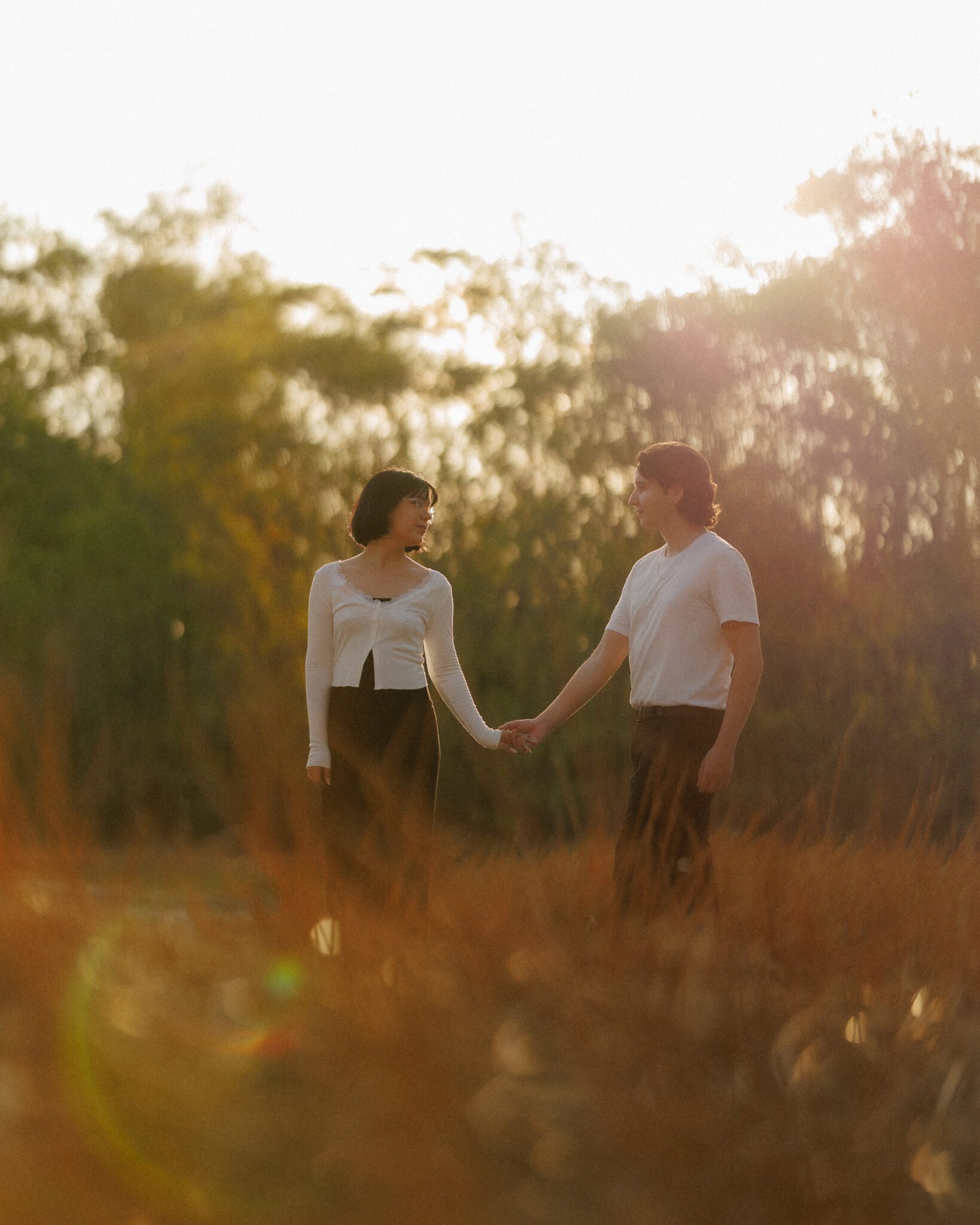 Casal Andrielle e Lucas caminhando pelas trilhas do Parque do Cocó em Fortaleza para ensaio pré-wedding - Foto por Arthur Rosa.