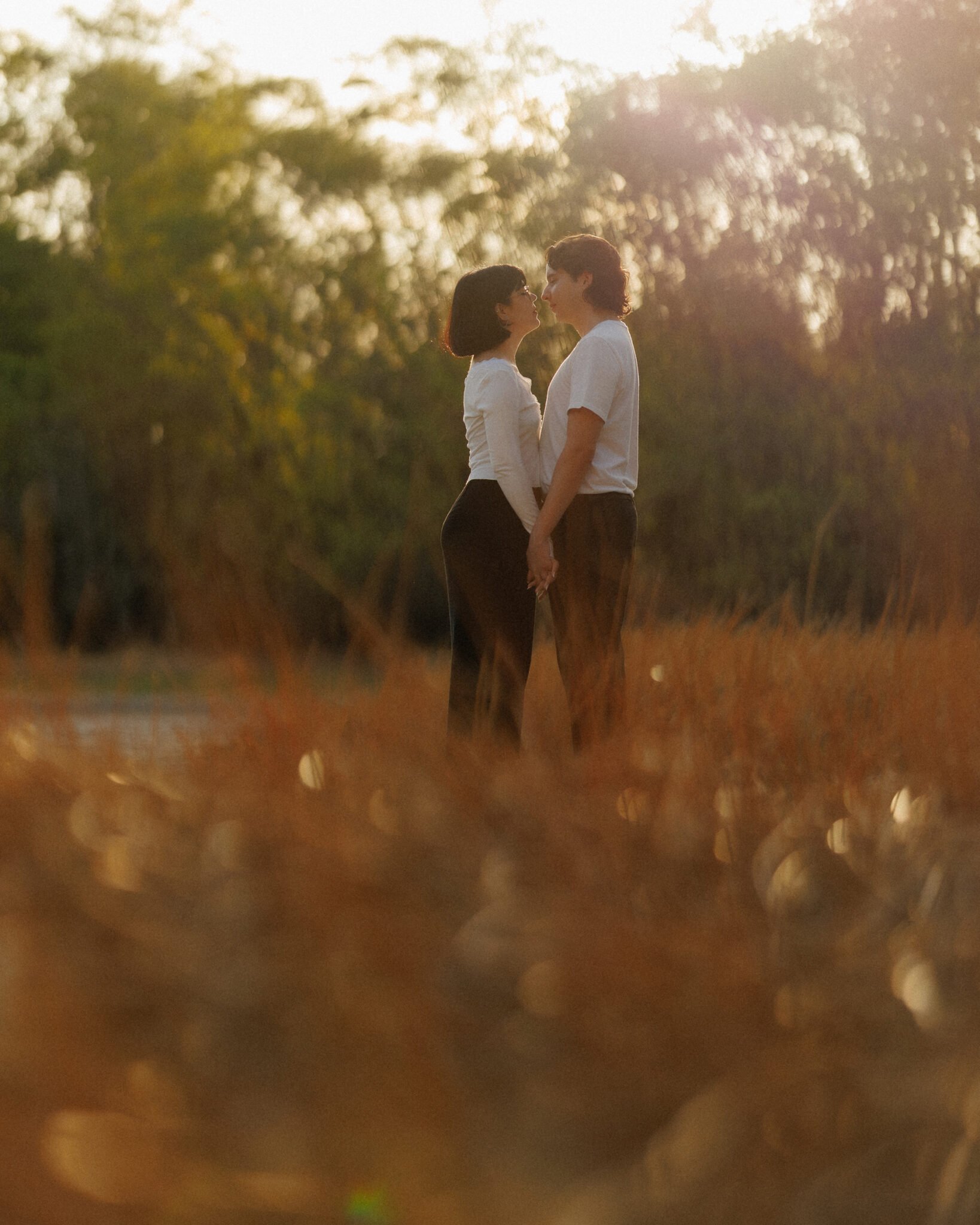 Ensaio de casal em Fortaleza com luz dourada de pôr do sol no Parque do Cocó - Fotógrafo Arthur Rosa.