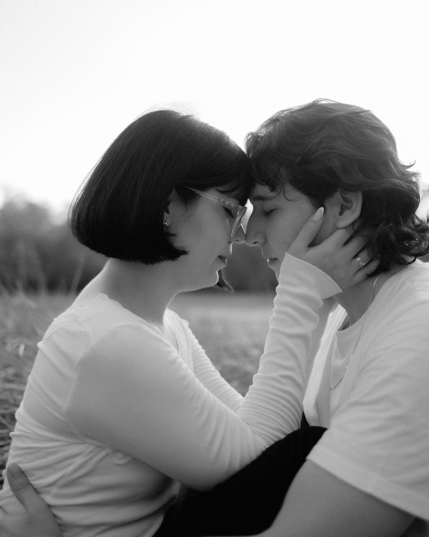 Detalhe de conexão de casal em ensaio pré-wedding no Ceará, Parque do Cocó - Fotografia de Casamento Arthur Rosa.